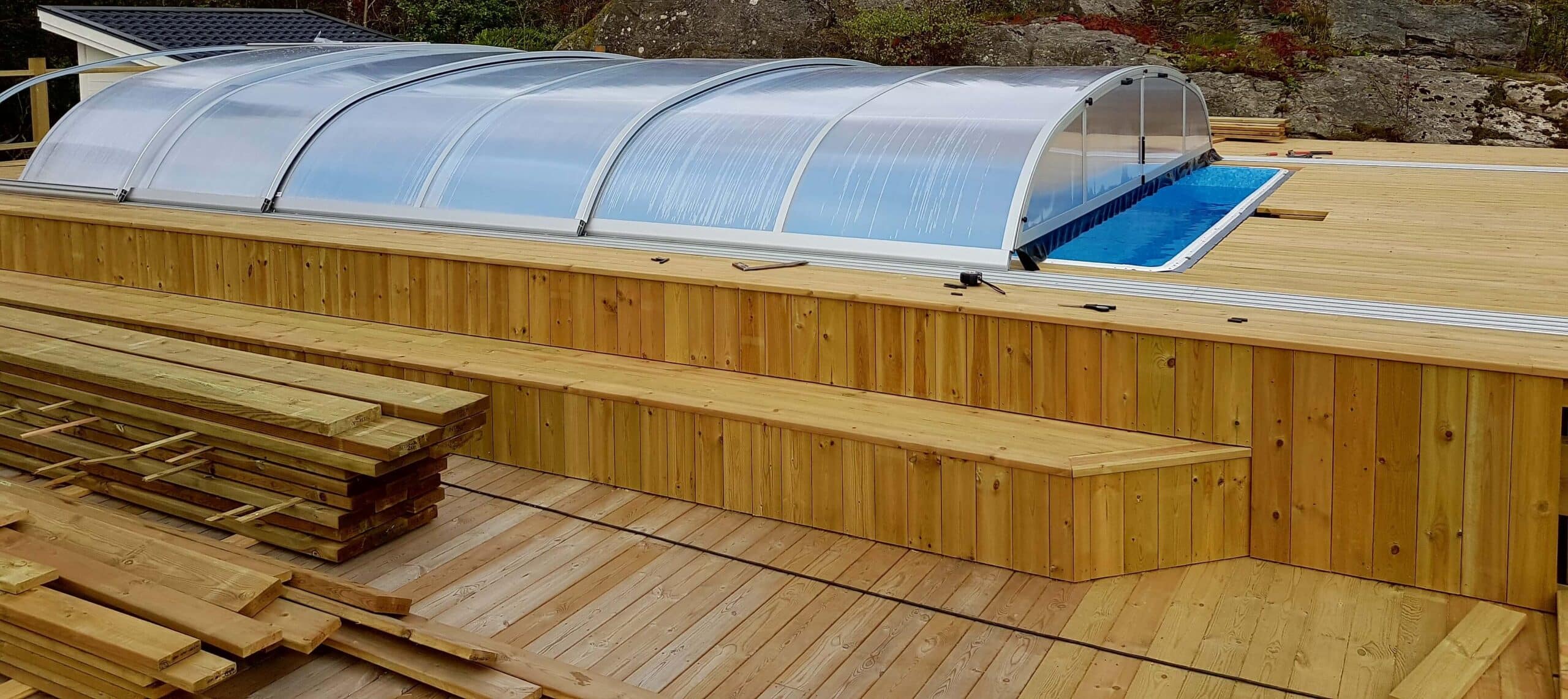 Puidust terrassi ehitus ümber basseini